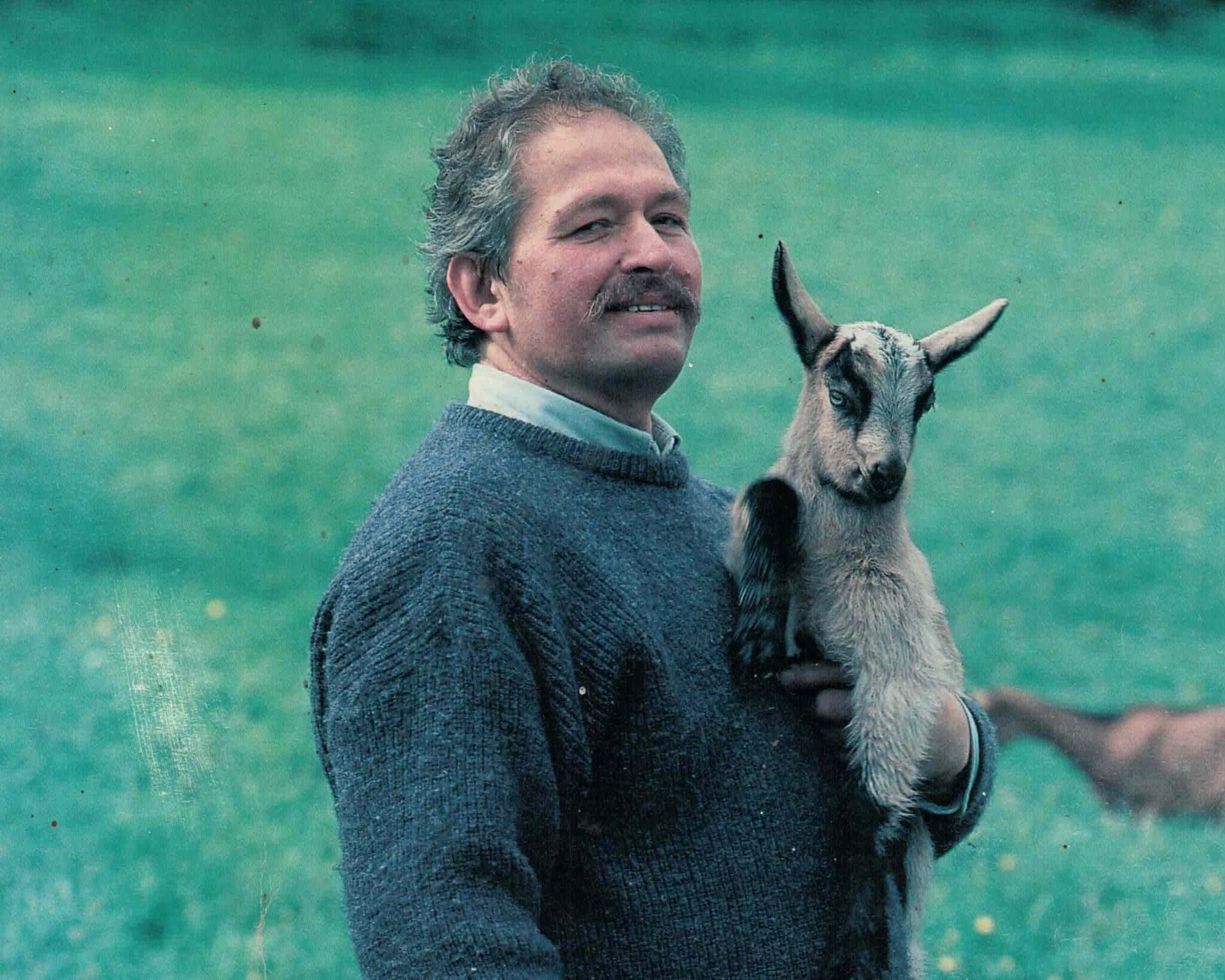 Dragan TEOTSKI, fondateur de la Fromagerie de la Ginestarié, avec un chevreau