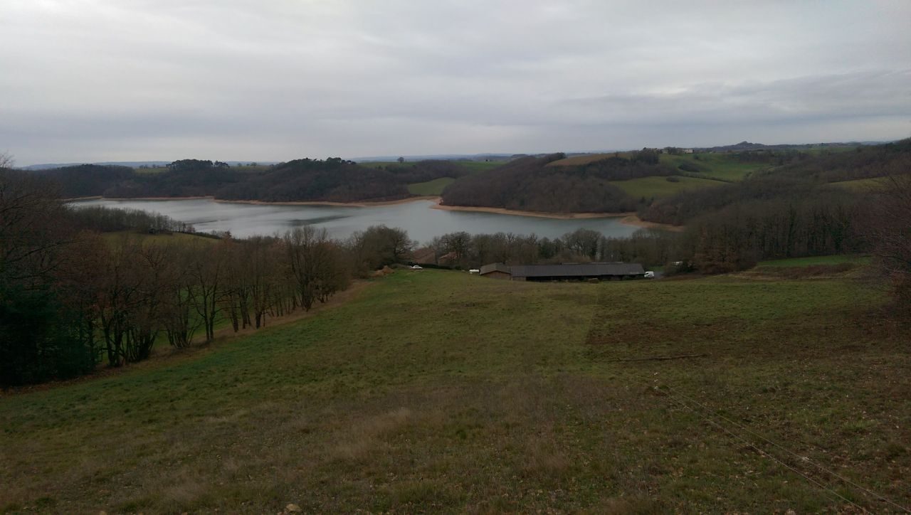 La Fromagerie de la Ginestarié face au lac de la Bancalié